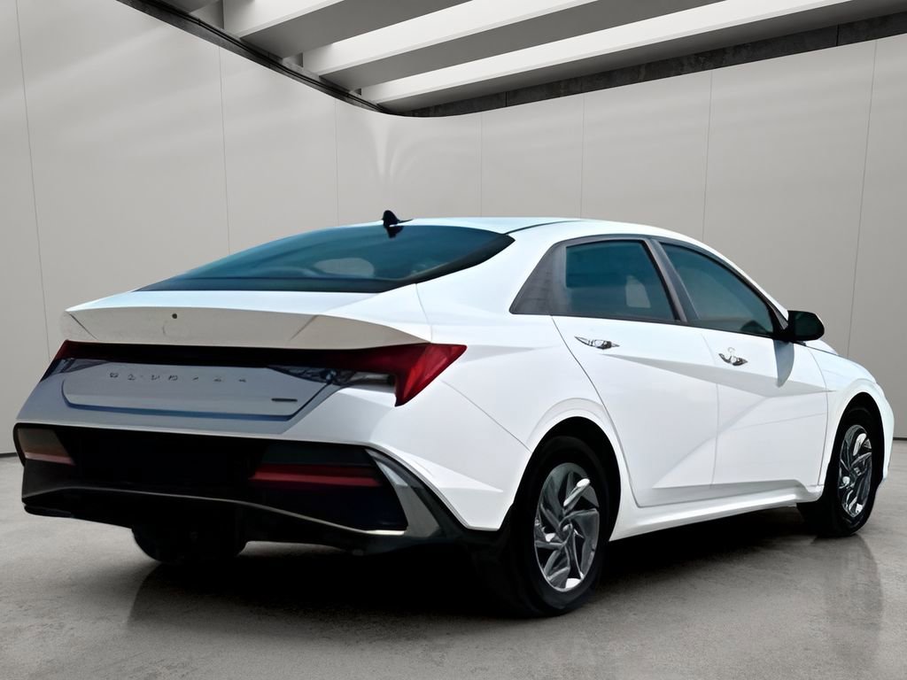 Used 2025 Hyundai Elantra Blue image 9