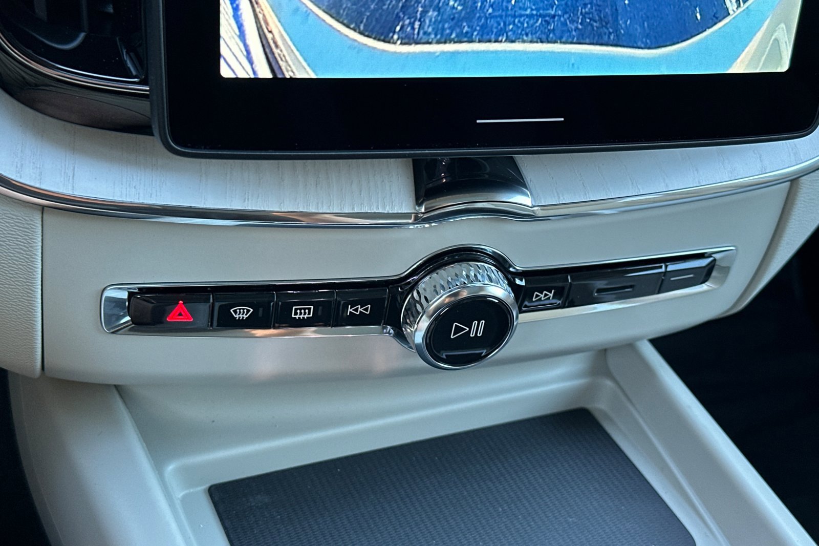 New 2026 Volvo XC60 B5 Ultra w/ Climate Package image 18