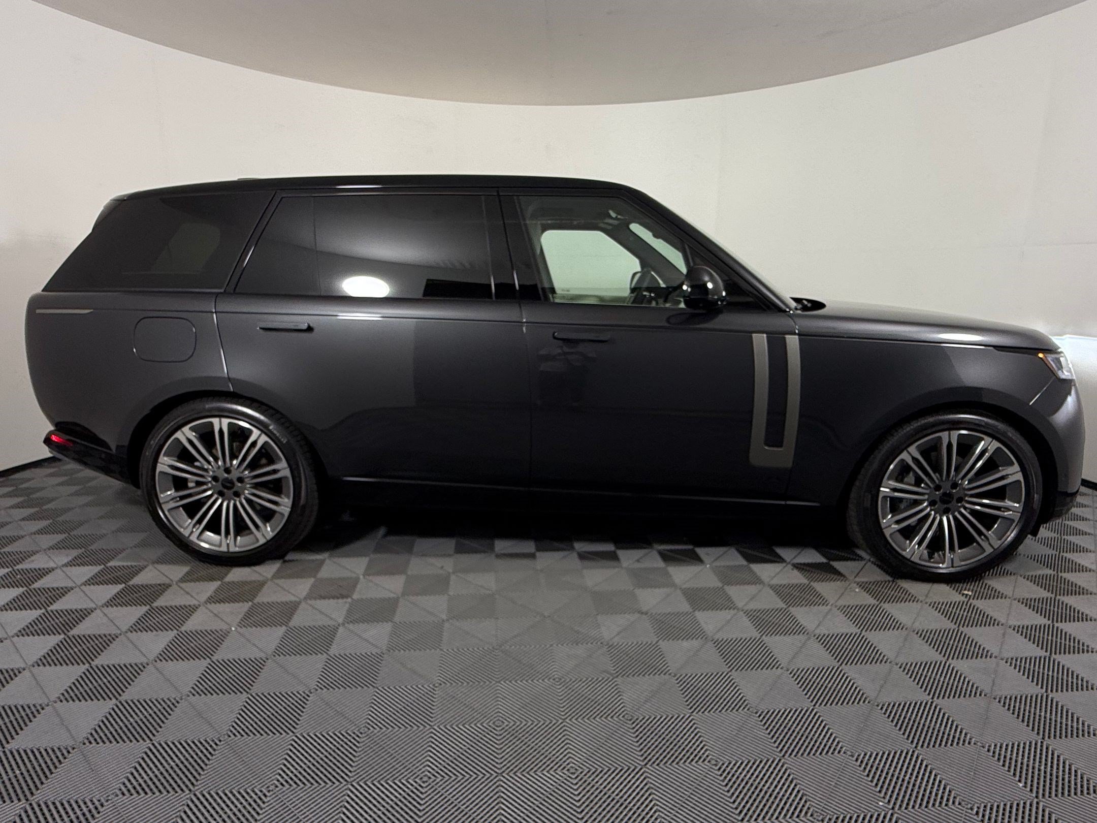 New 2026 Land Rover Range Rover Long Wheelbase SE AWD/4WD image 8