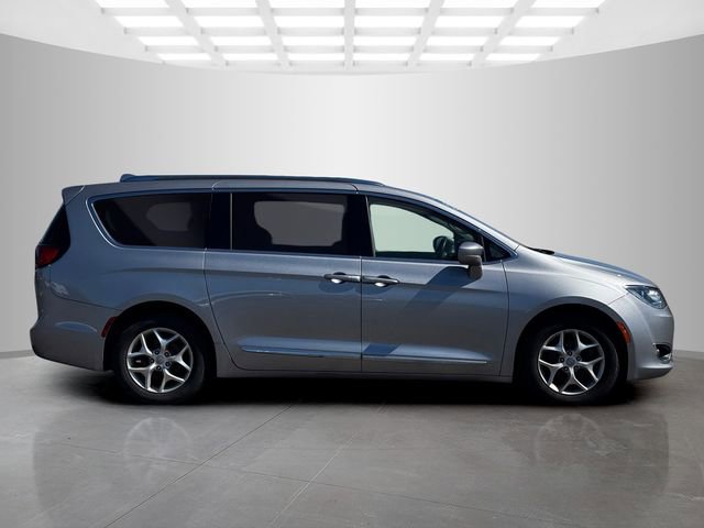 Used 2017 Chrysler Pacifica Touring-L Plus w/ Tire & Wheel Group FWD image 8