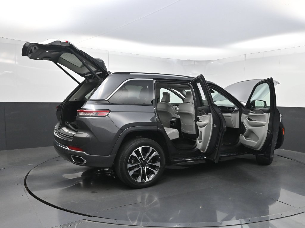 Used 2022 Jeep Grand Cherokee Overland w/ Luxury Tech Group IV RWD image 47