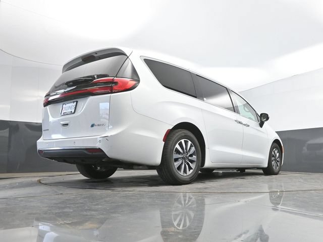 Used 2023 Chrysler Pacifica Touring-L FWD image 43