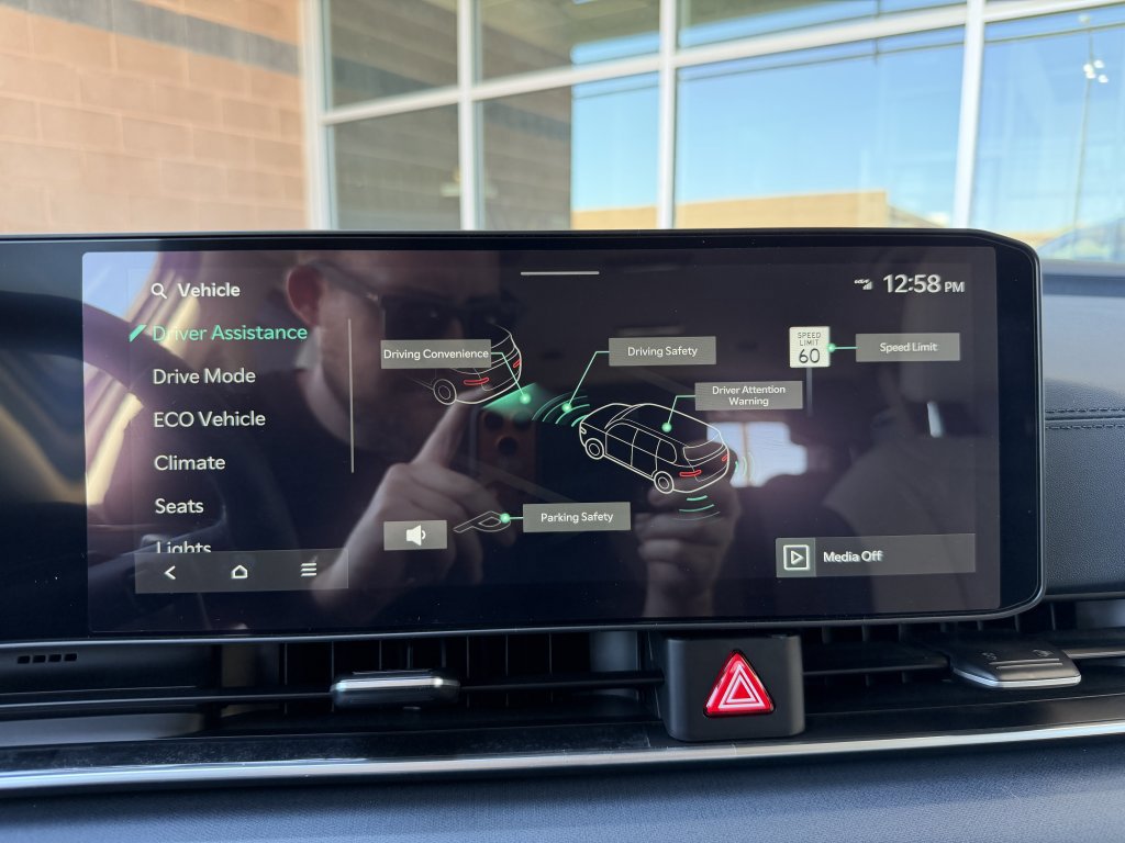 Used 2025 Kia Carnival EX image 25