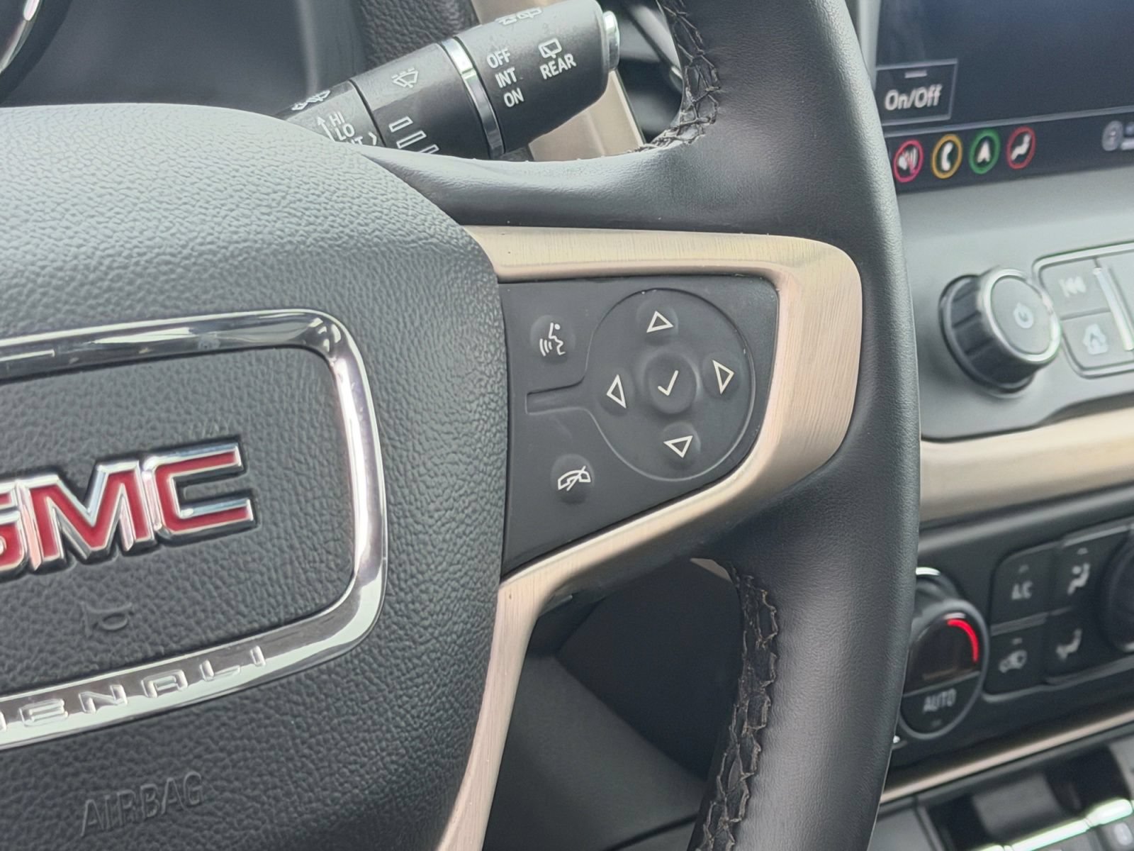 Used 2023 GMC Acadia Denali w/ Denali Ultimate Package AWD/4WD image 28