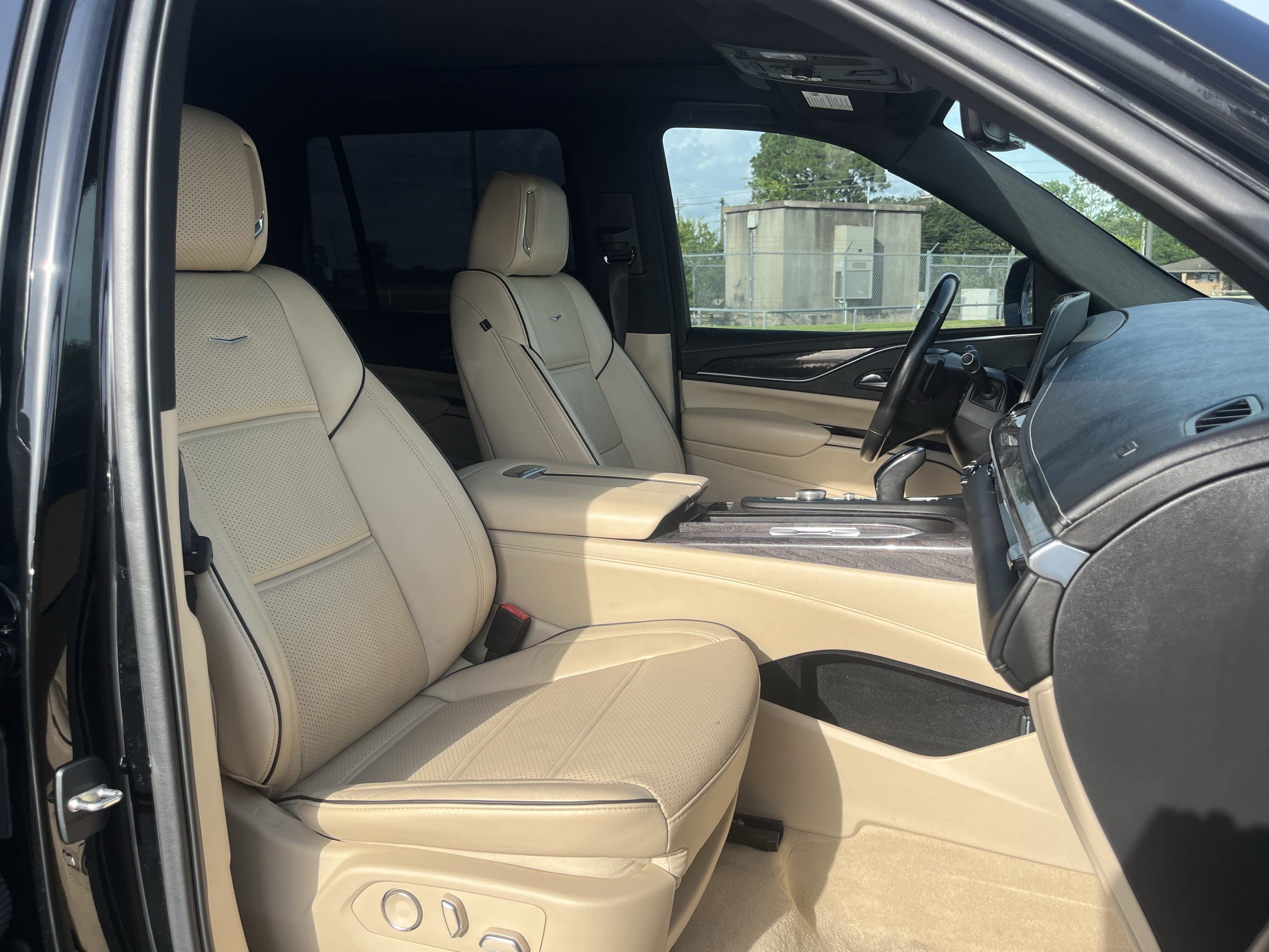 Used 2021 Cadillac Escalade Premium Luxury AWD/4WD image 31