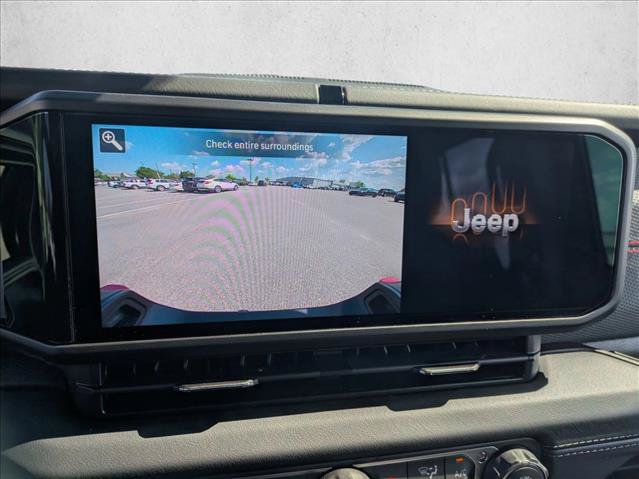 Used 2025 Jeep Gladiator Rubicon w/ Convenience Group AWD/4WD image 13