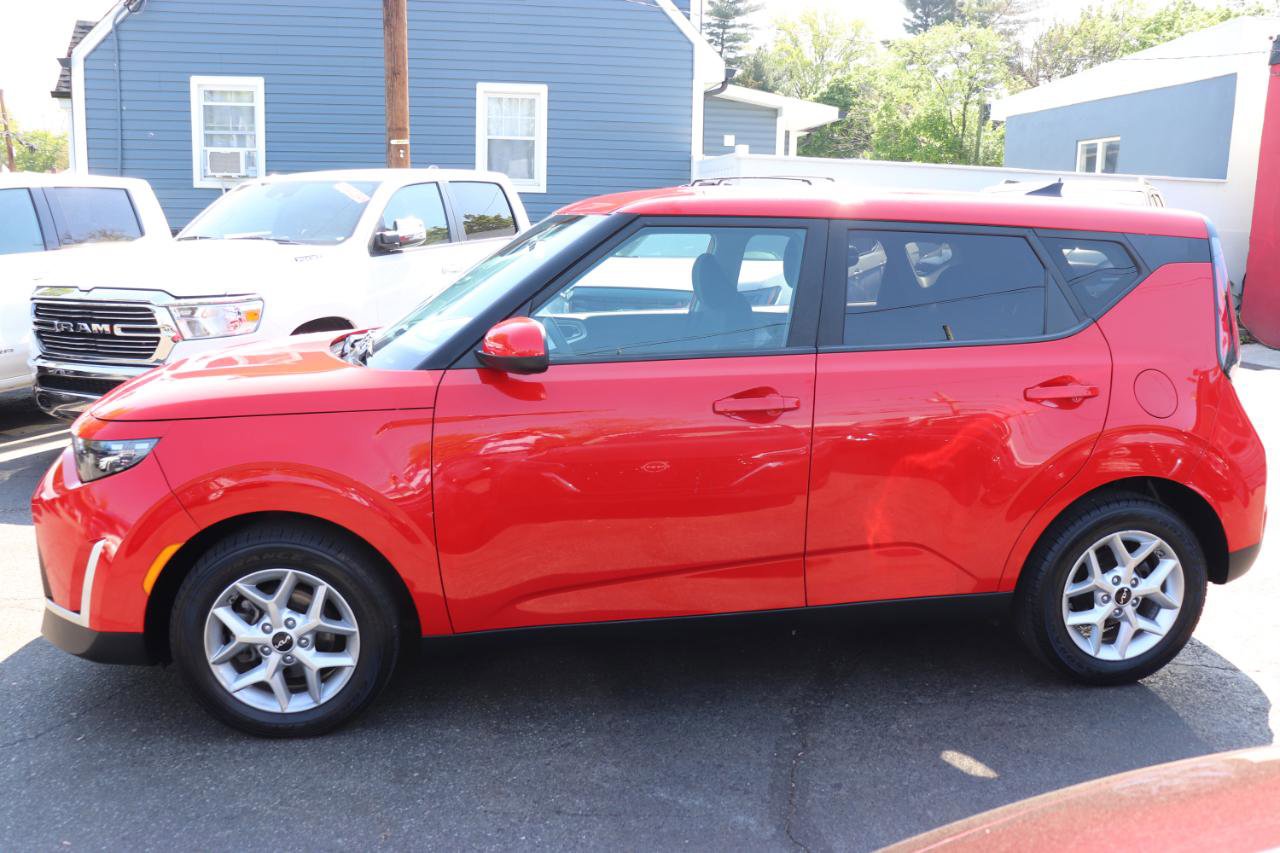 Used 2023 Kia Soul LX w/ LX Technology Package FWD image 2