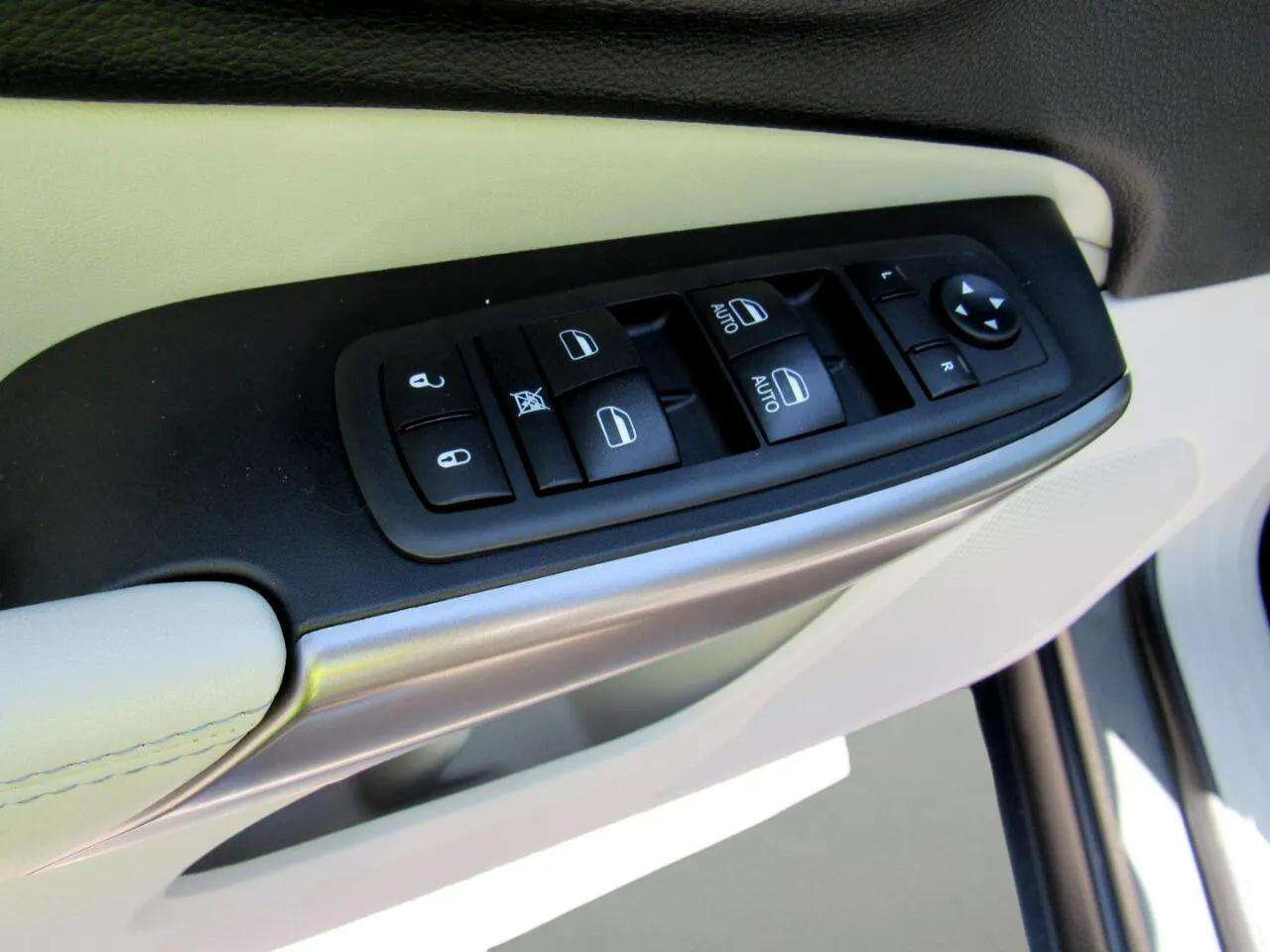 Used 2020 Jeep Cherokee Latitude Plus w/ Comfort/Convenience Group image 16