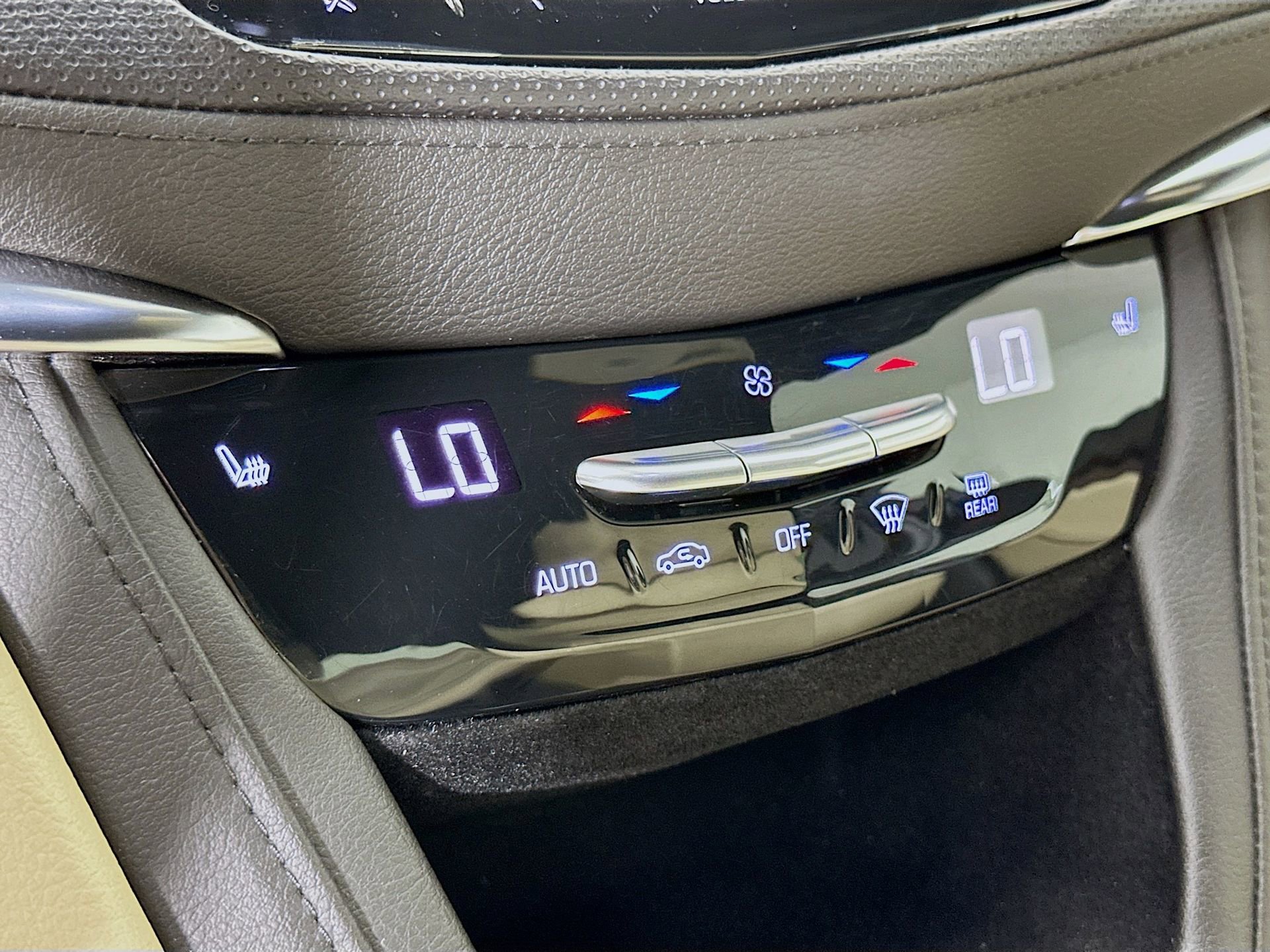 Used 2017 Cadillac XT5 Luxury w/ Driver Awareness Package FWD image 17