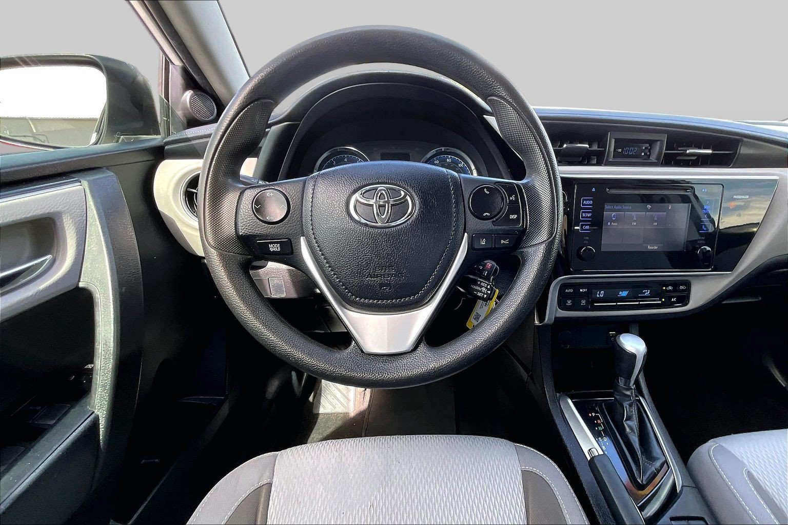 Used 2017 Toyota Corolla LE w/ Carpet Mat Package (TMS) FWD image 5