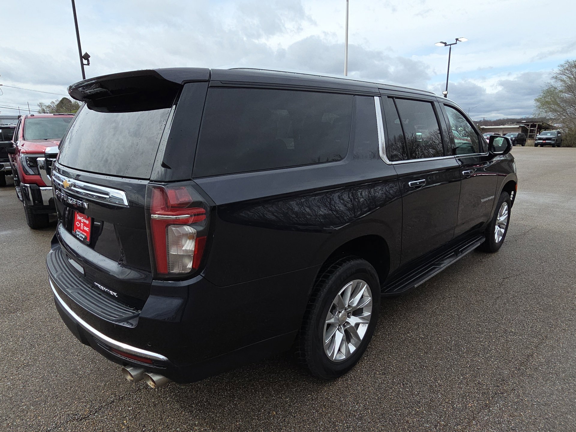 Used 2023 Chevrolet Suburban Premier image 8