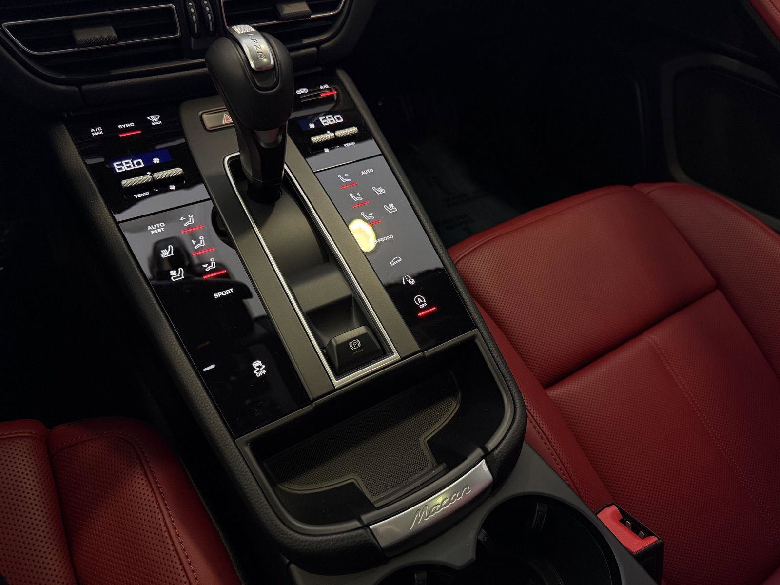 Used 2025 Porsche Macan image 19