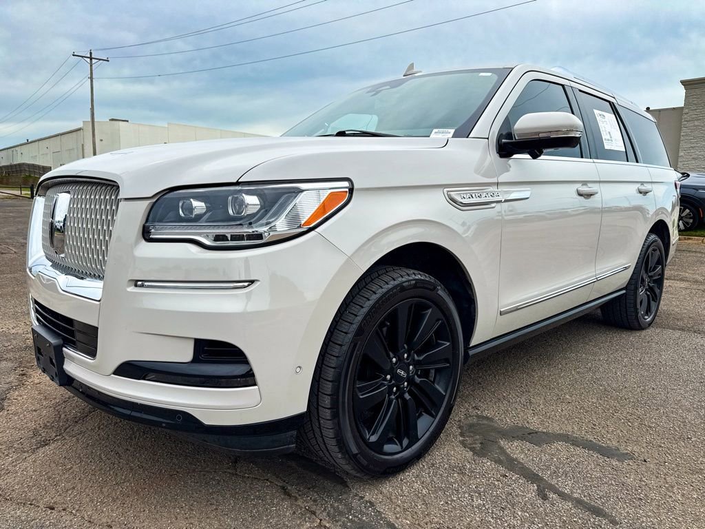 Used 2023 Lincoln Navigator Reserve AWD/4WD image 3