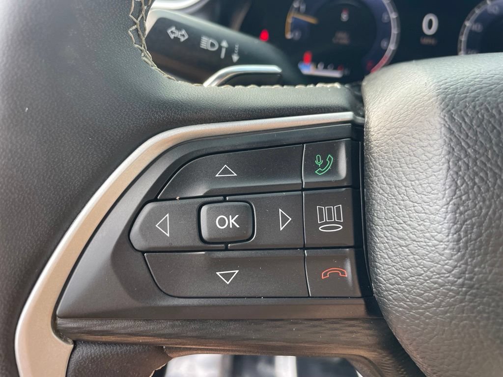 Used 2023 Jeep Grand Cherokee Laredo AWD/4WD image 29