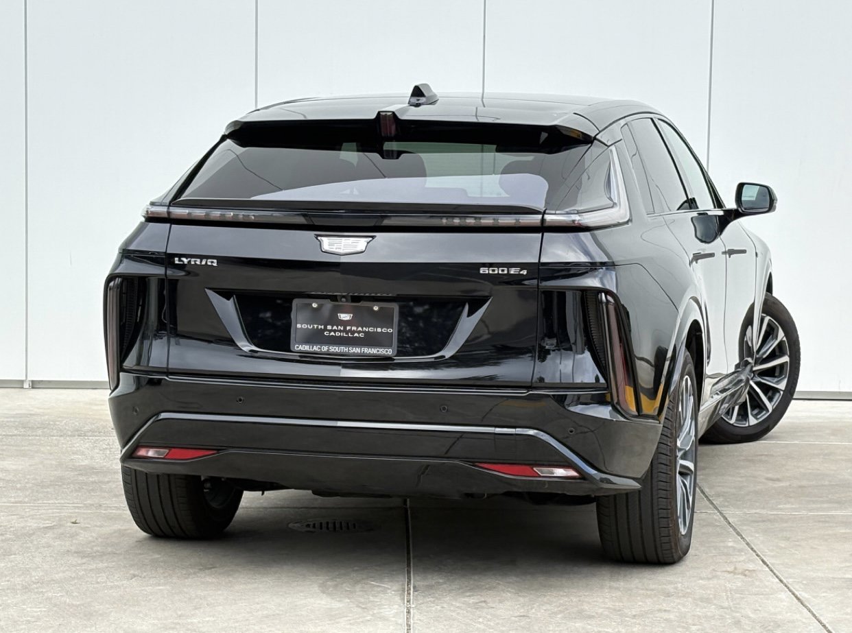 Used 2024 Cadillac Lyriq Luxury AWD/4WD image 6