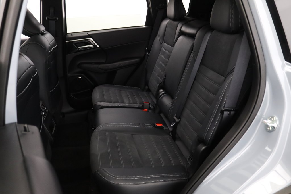 Used 2026 Mitsubishi Outlander AWD image 13