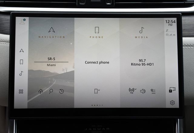 Used 2022 Jaguar XF R-Dynamic SE image 17