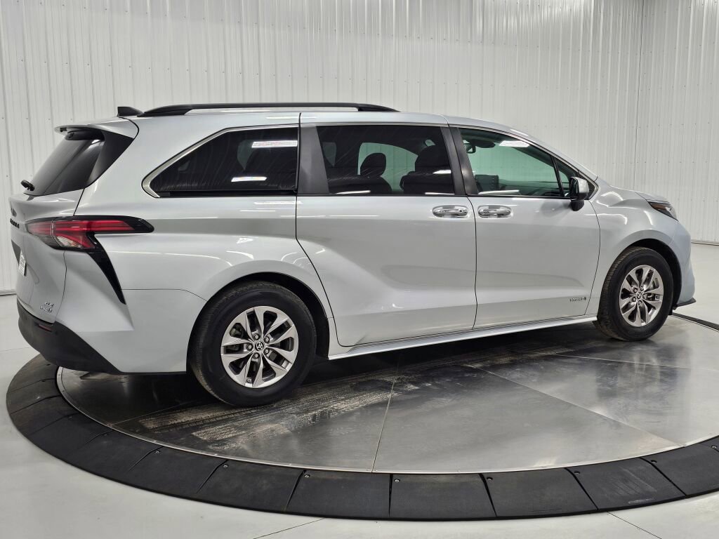 Used 2021 Toyota Sienna XLE w/ XLE Plus Package image 5
