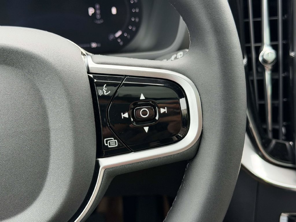 New 2026 Volvo XC90 B5 Plus w/ Protection Package Premier AWD/4WD image 9