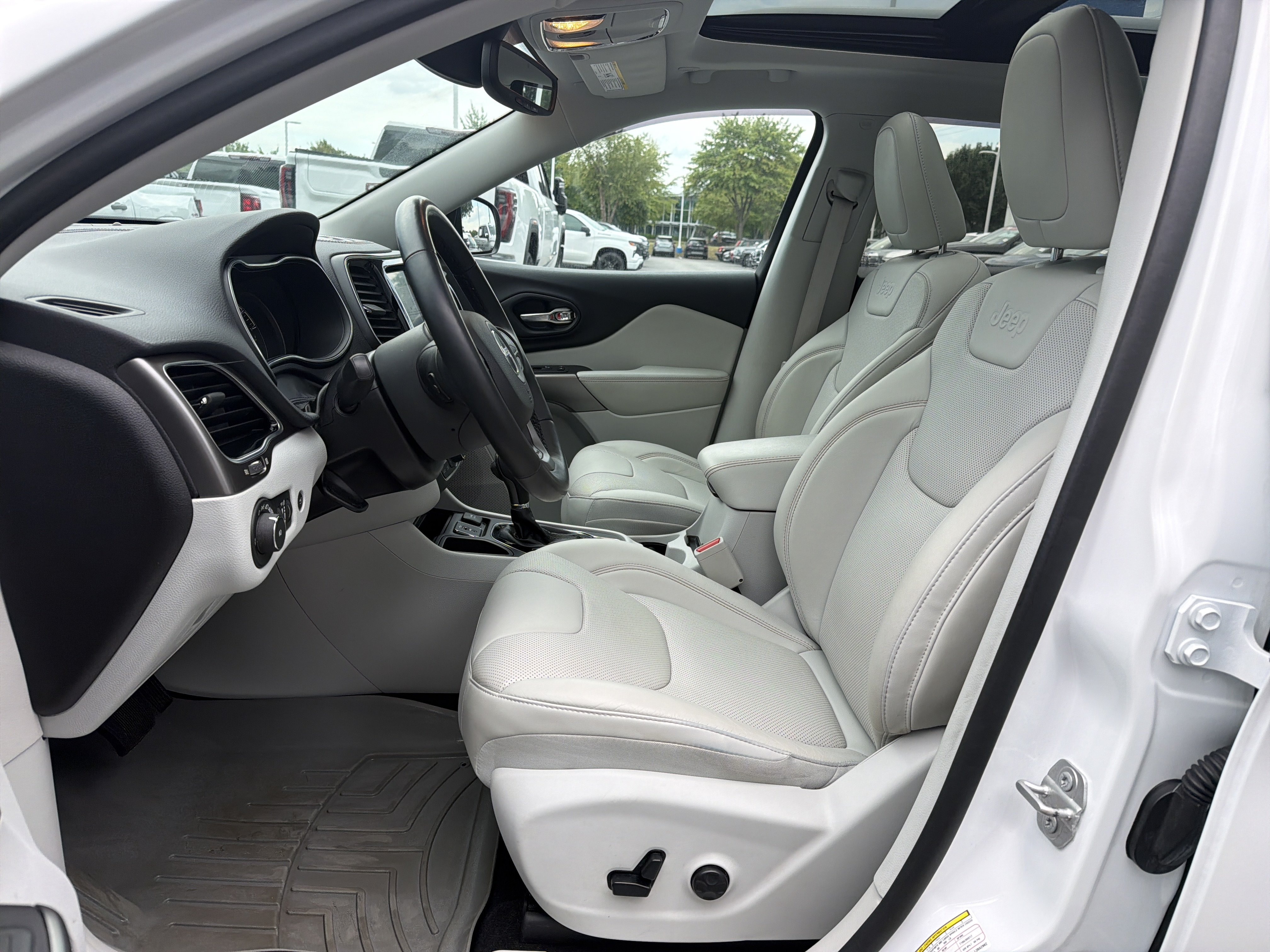 Used 2020 Jeep Cherokee Limited w/ Technology Group FWD image 16