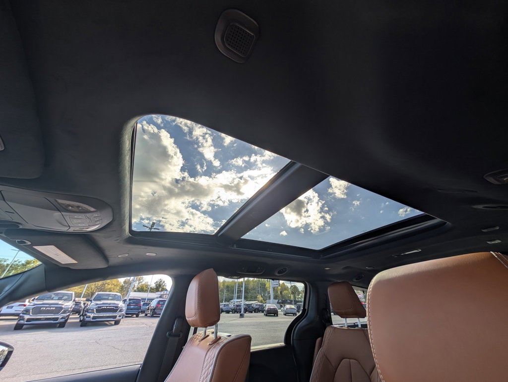 New 2026 Chrysler Pacifica Pinnacle image 3