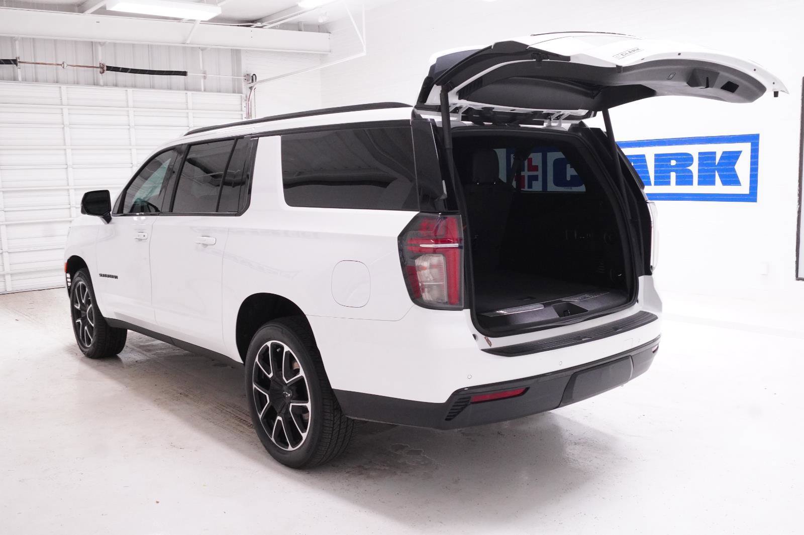 Used 2023 Chevrolet Suburban RST w/ Luxury Package RWD image 10