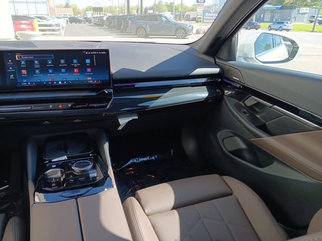 New 2025 BMW 530i xDrive w/ Premium Package AWD/4WD image 13
