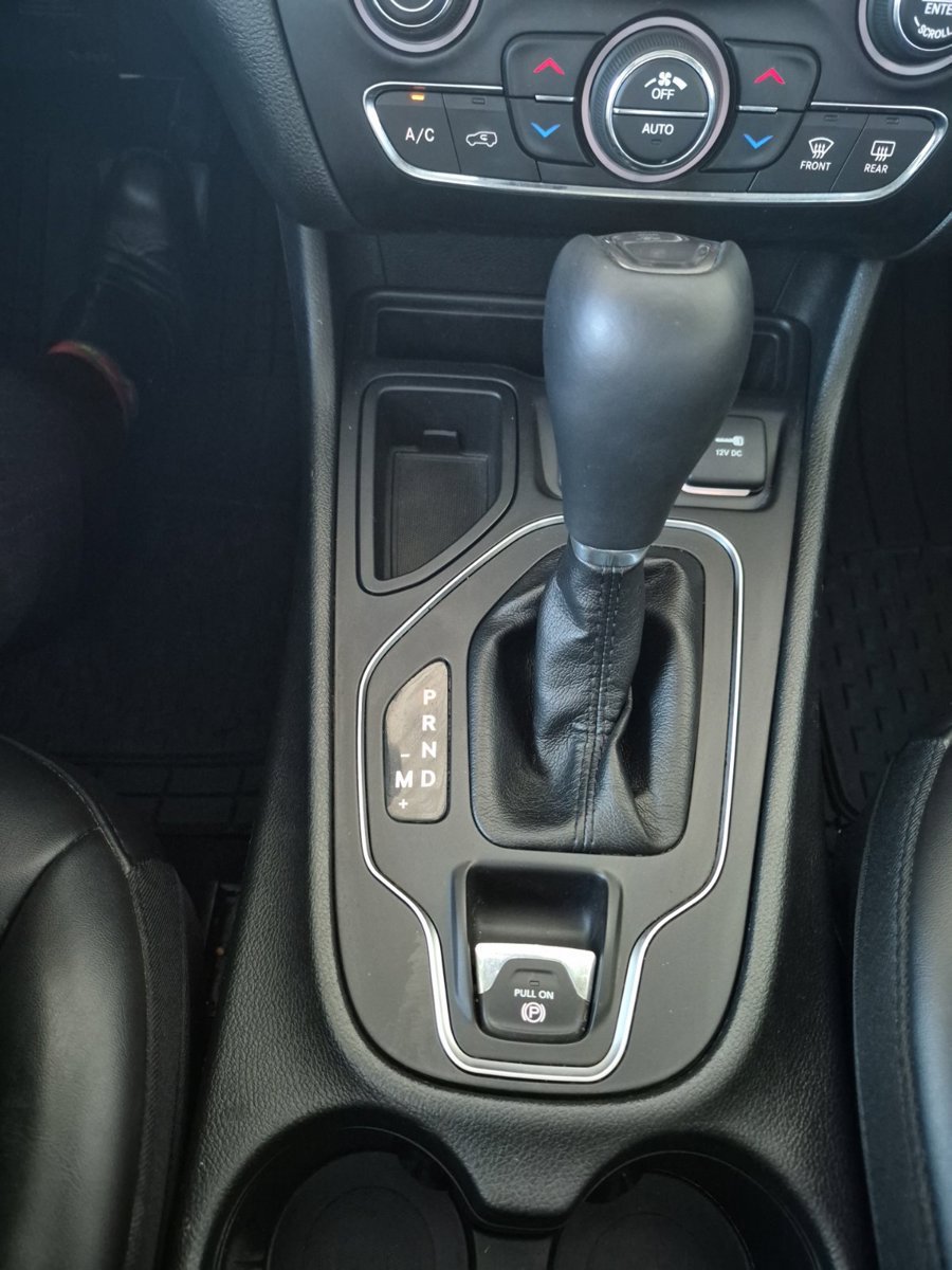 Used 2019 Jeep Cherokee Latitude Plus w/ Comfort/Convenience Group FWD image 17