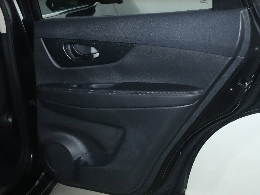 Used 2016 Nissan Rogue SL w/ SL Premium Package image 32