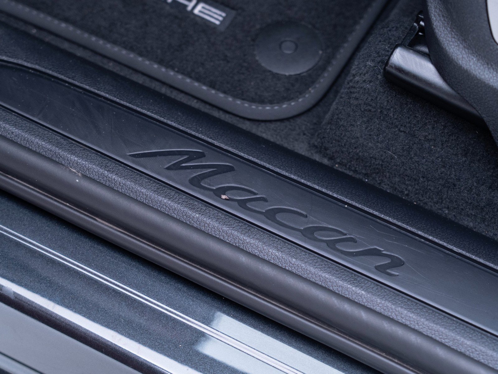 Certified 2023 Porsche Macan image 14