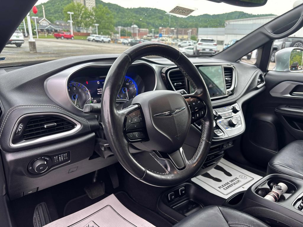 Used 2021 Chrysler Pacifica Touring-L w/ Uconnect Theater Family Group FWD image 10