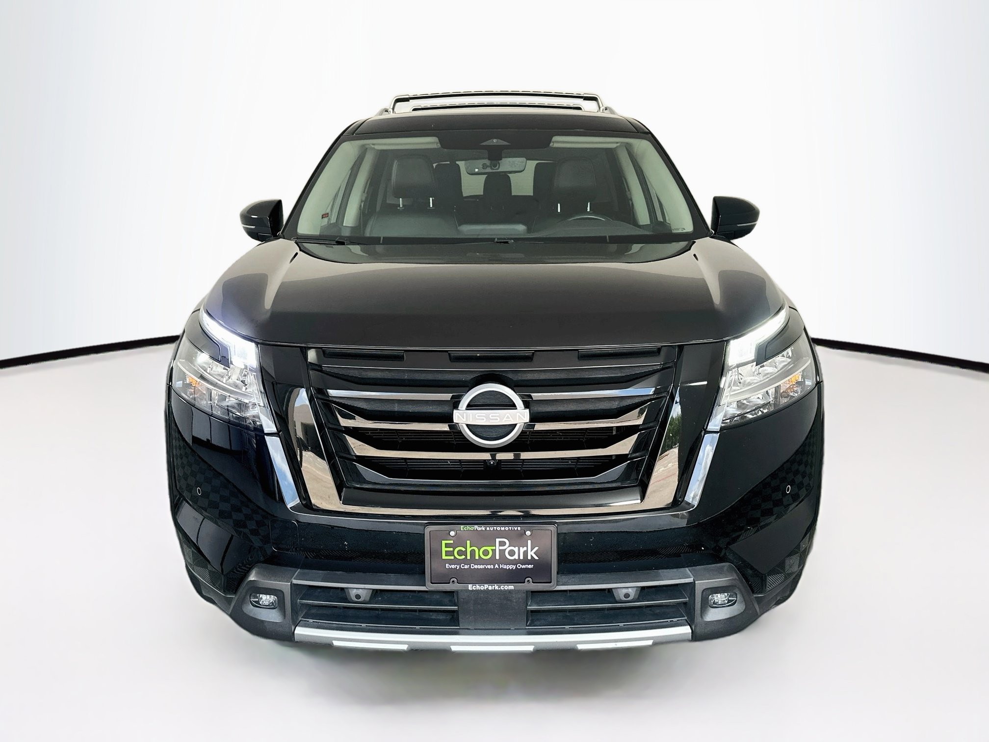 Used 2023 Nissan Pathfinder SL w/ Black Appearance Package FWD image 2