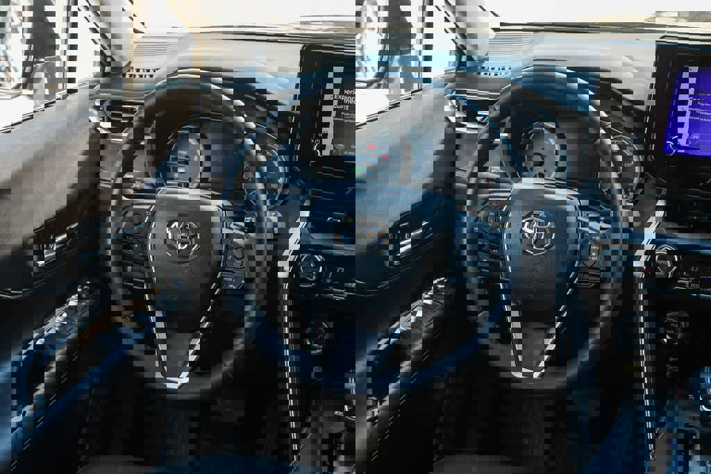 Used 2024 Toyota Venza LE AWD/4WD image 12