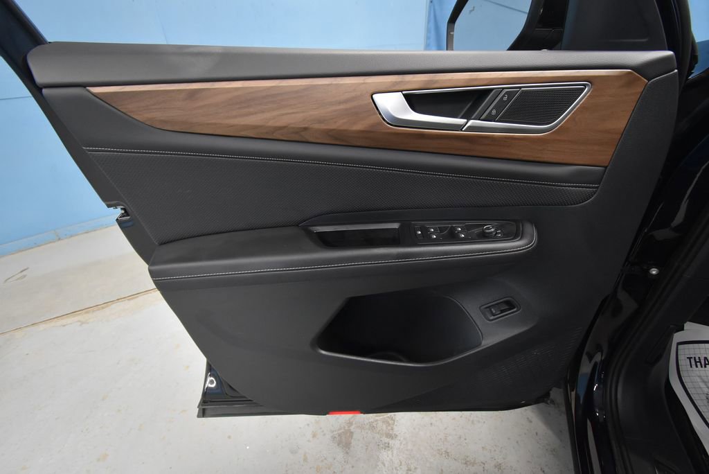 Used 2024 Volkswagen Atlas SE w/ Black Wheel Package image 4