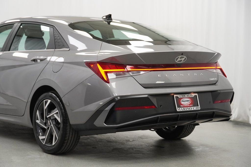 Used 2024 Hyundai Elantra Limited image 12