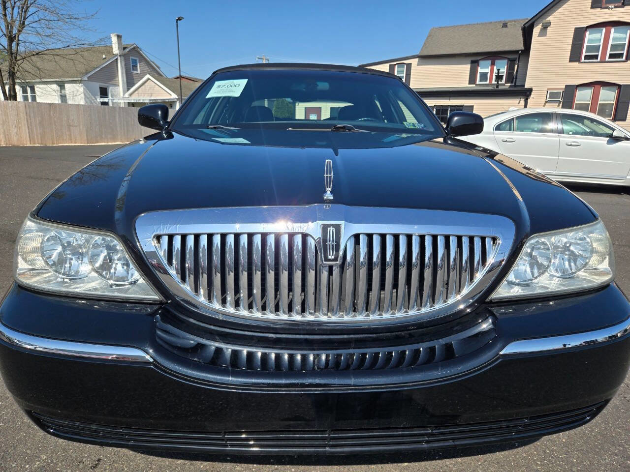 Used 2004 Lincoln Town Car Signature image 3