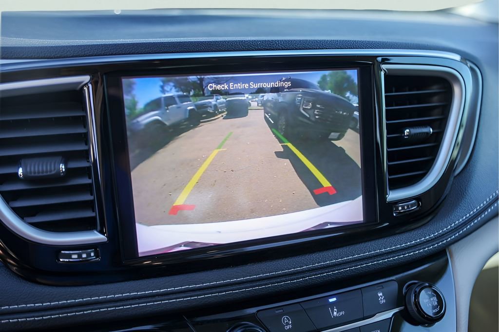 Used 2022 Chrysler Pacifica Touring-L image 20