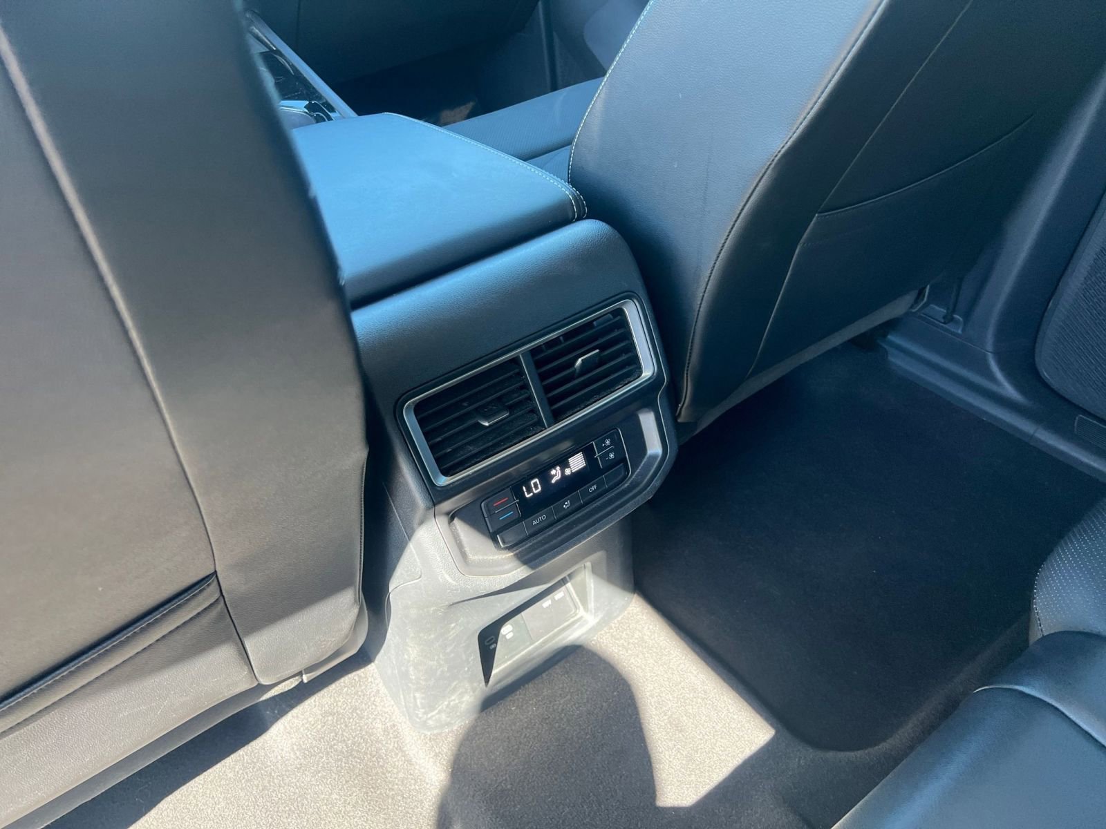 Used 2025 Volkswagen Atlas SE AWD/4WD image 25