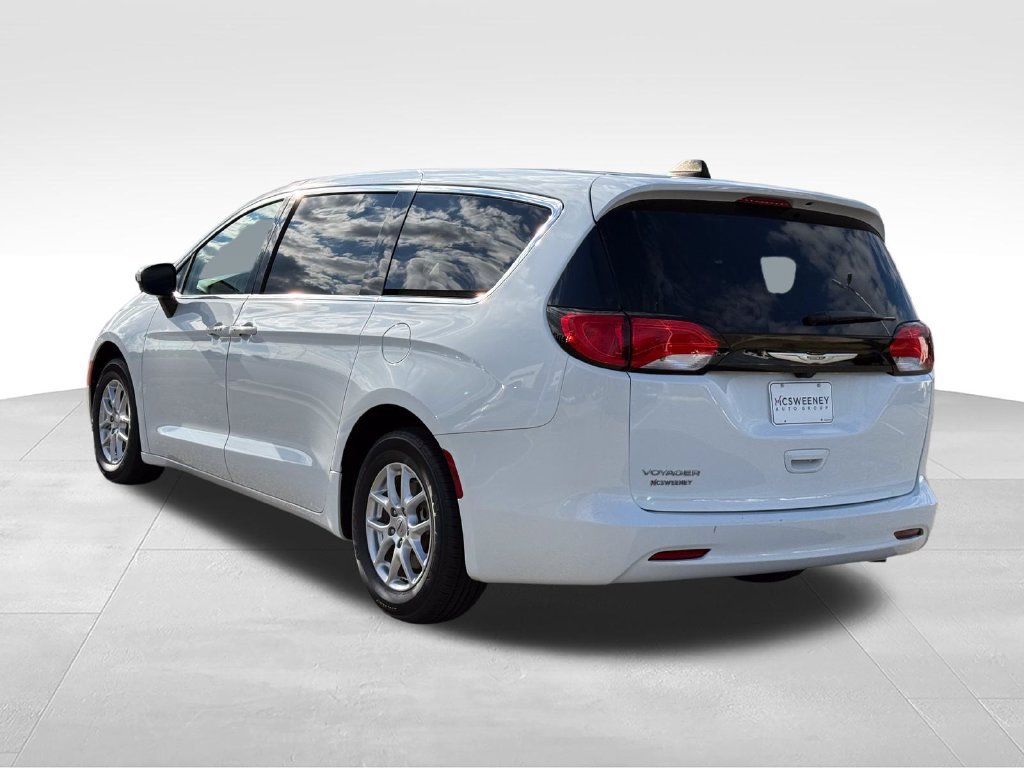 Used 2023 Chrysler Voyager LX FWD image 3