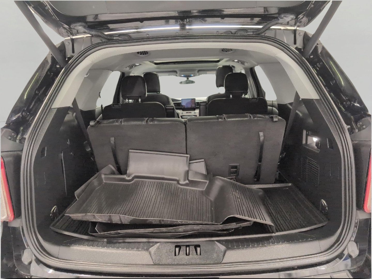 Used 2024 Ford Explorer XLT w/ Equipment Group 202A AWD/4WD image 16