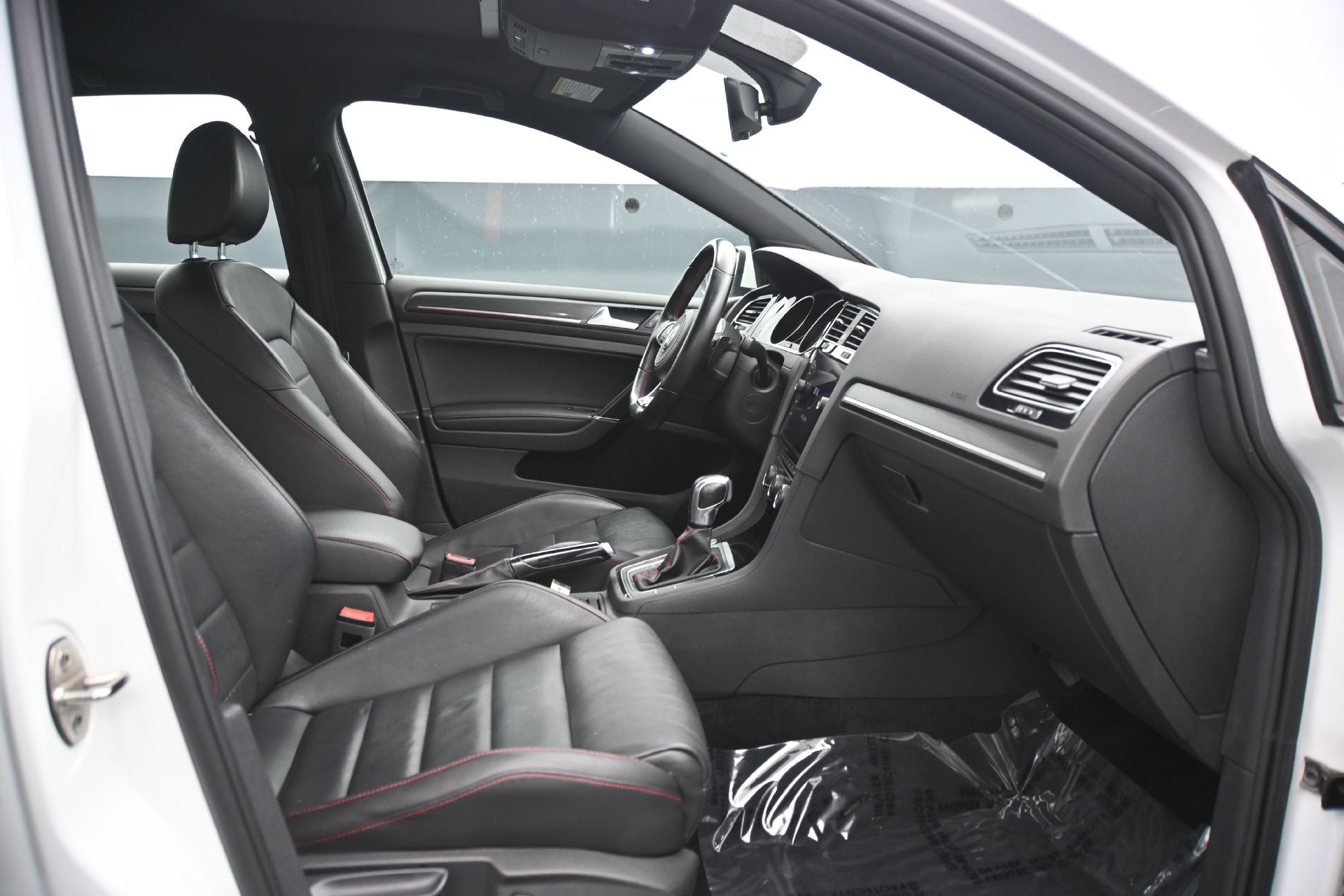 Used 2020 Volkswagen GTI SE FWD image 13