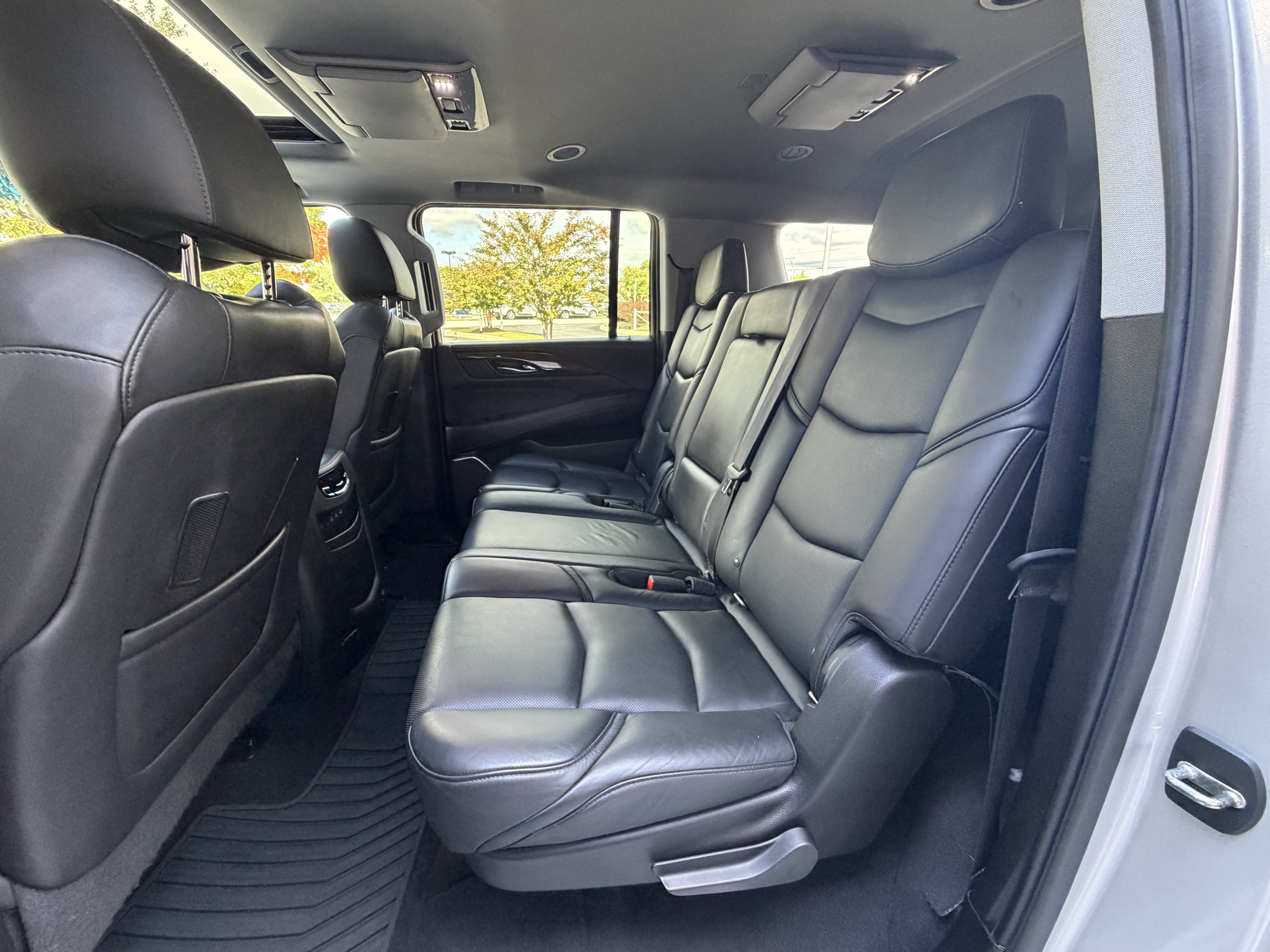 Used 2019 Cadillac Escalade ESV Luxury AWD/4WD image 23