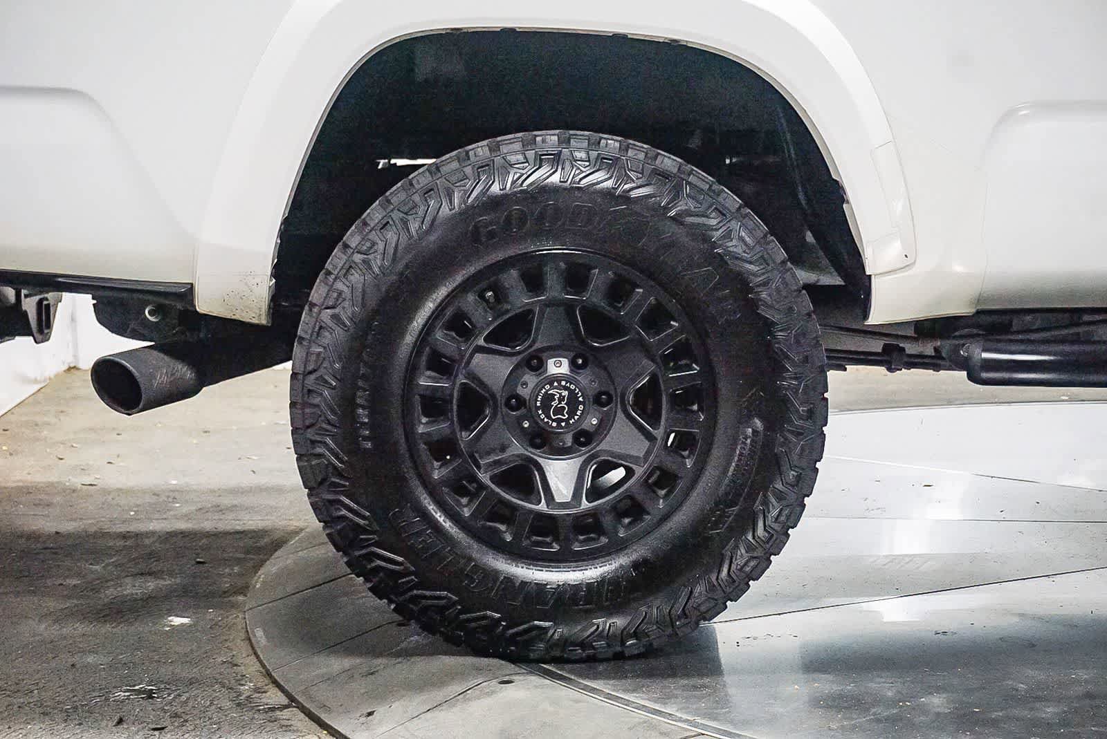 Used 2017 Toyota Tacoma TRD Sport AWD/4WD image 7