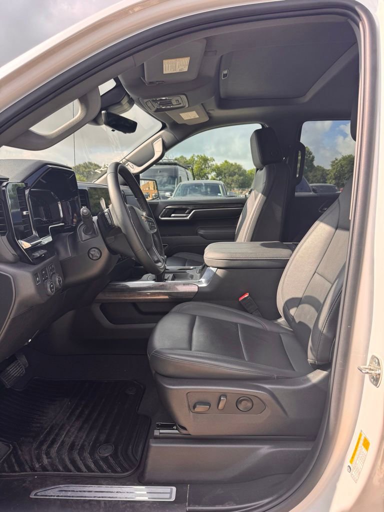 Used 2025 Chevrolet Silverado 1500 LTZ w/ LTZ Premium Package AWD/4WD image 6