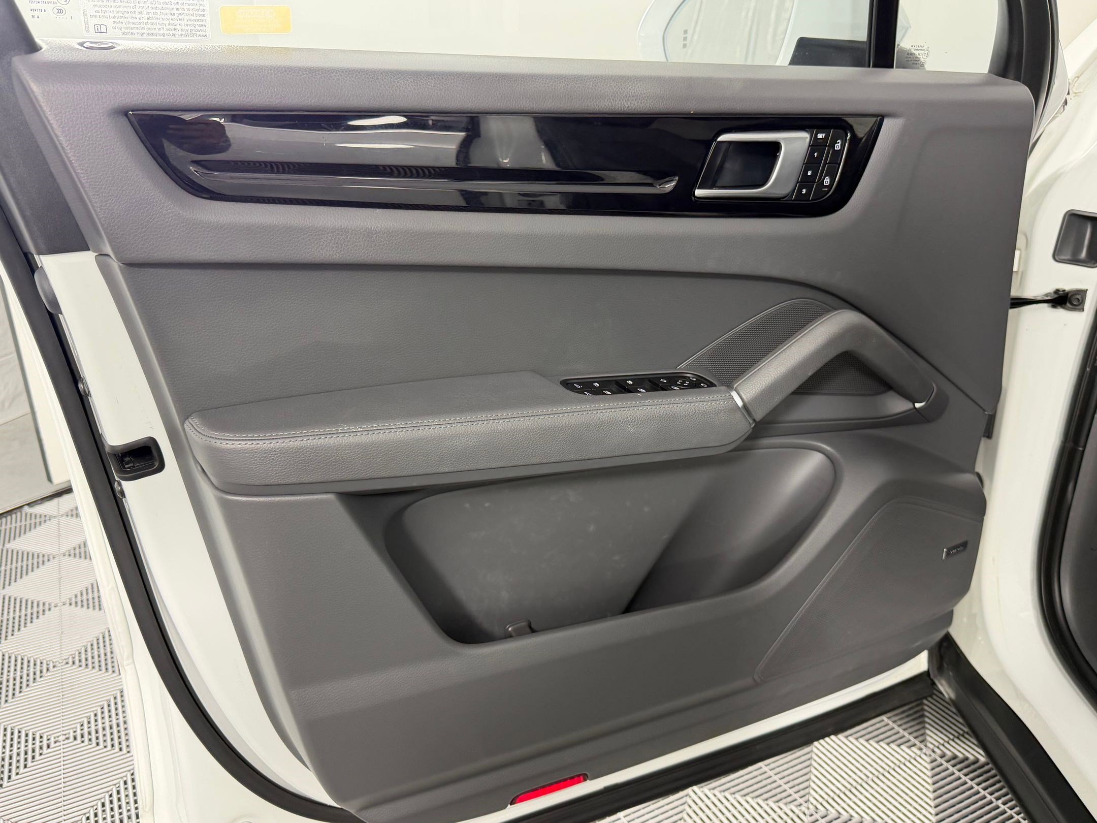 Used 2022 Porsche Cayenne image 14