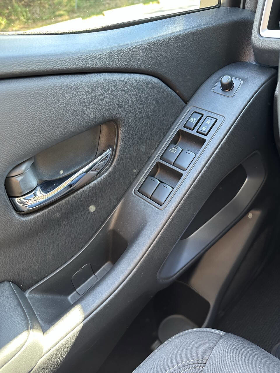 Used 2025 Nissan Frontier SV image 23