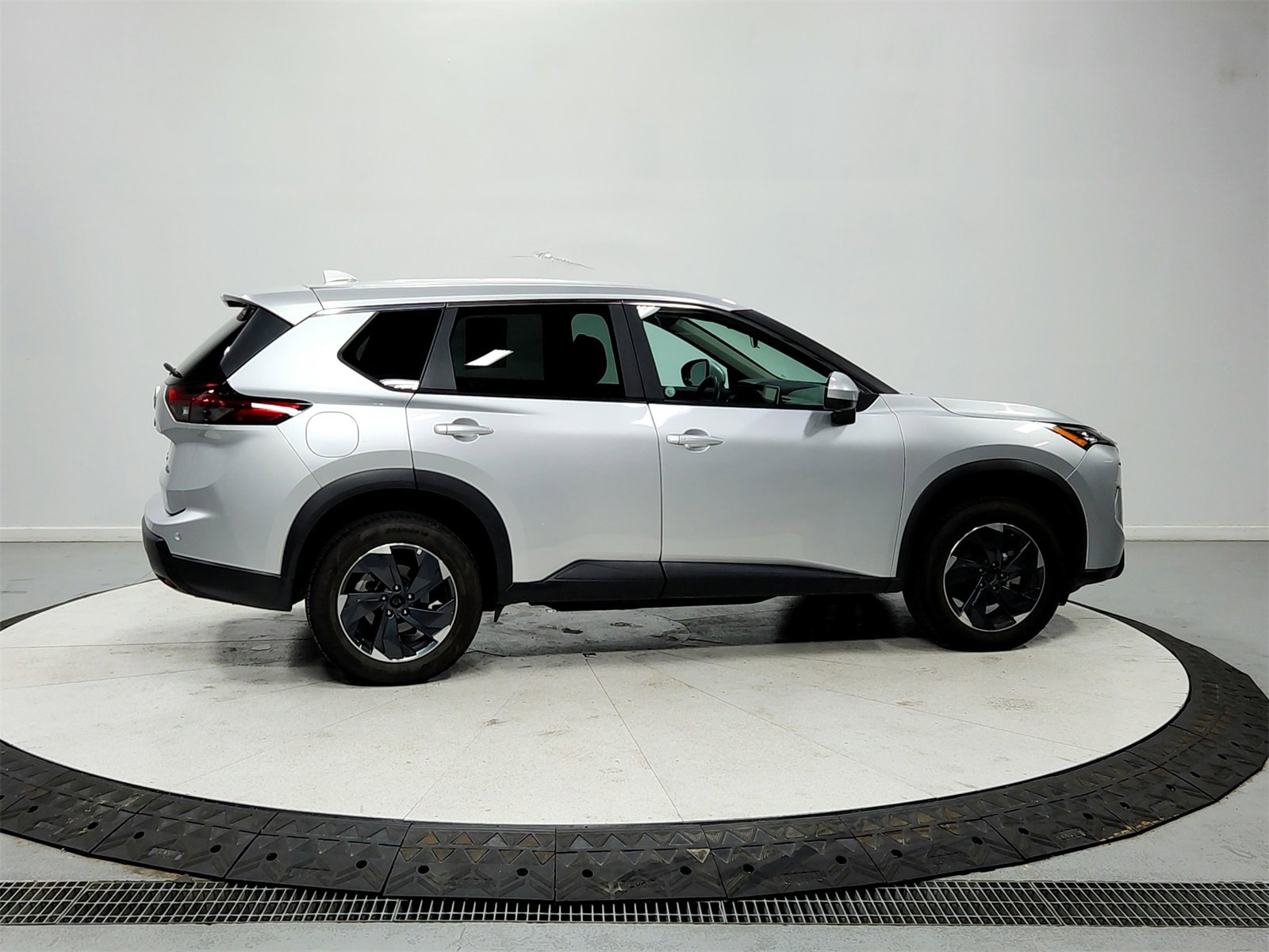 Used 2024 Nissan Rogue SV image 9