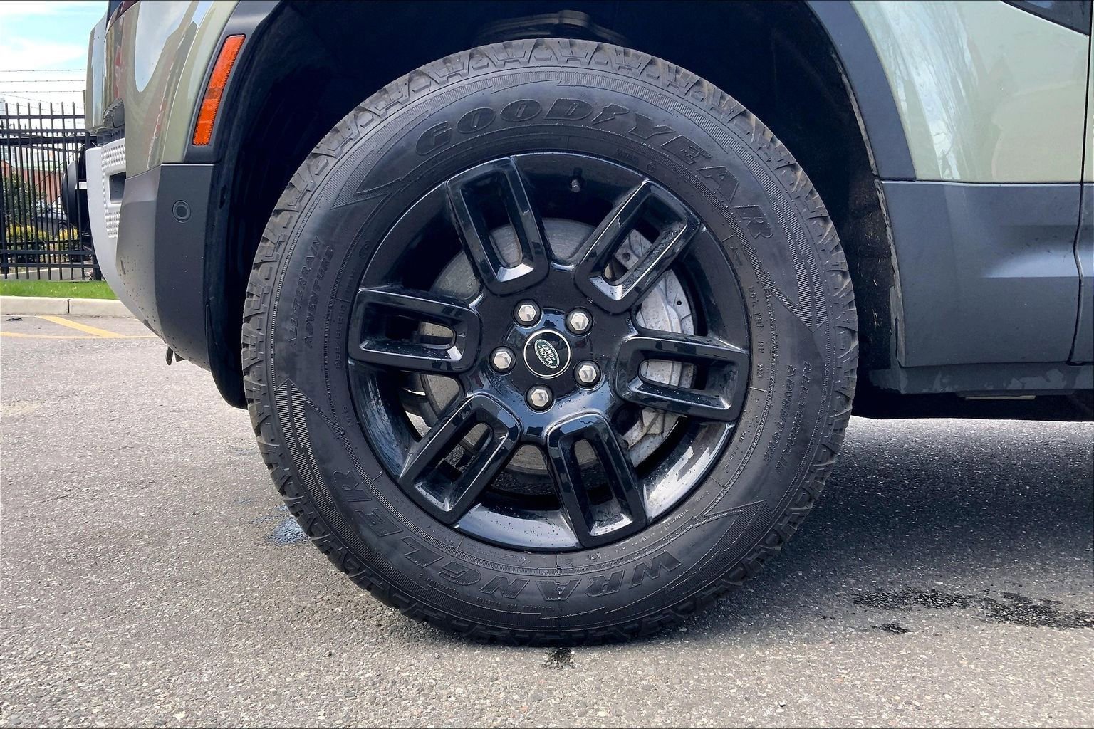 Used 2023 Land Rover Defender 110 SE image 5