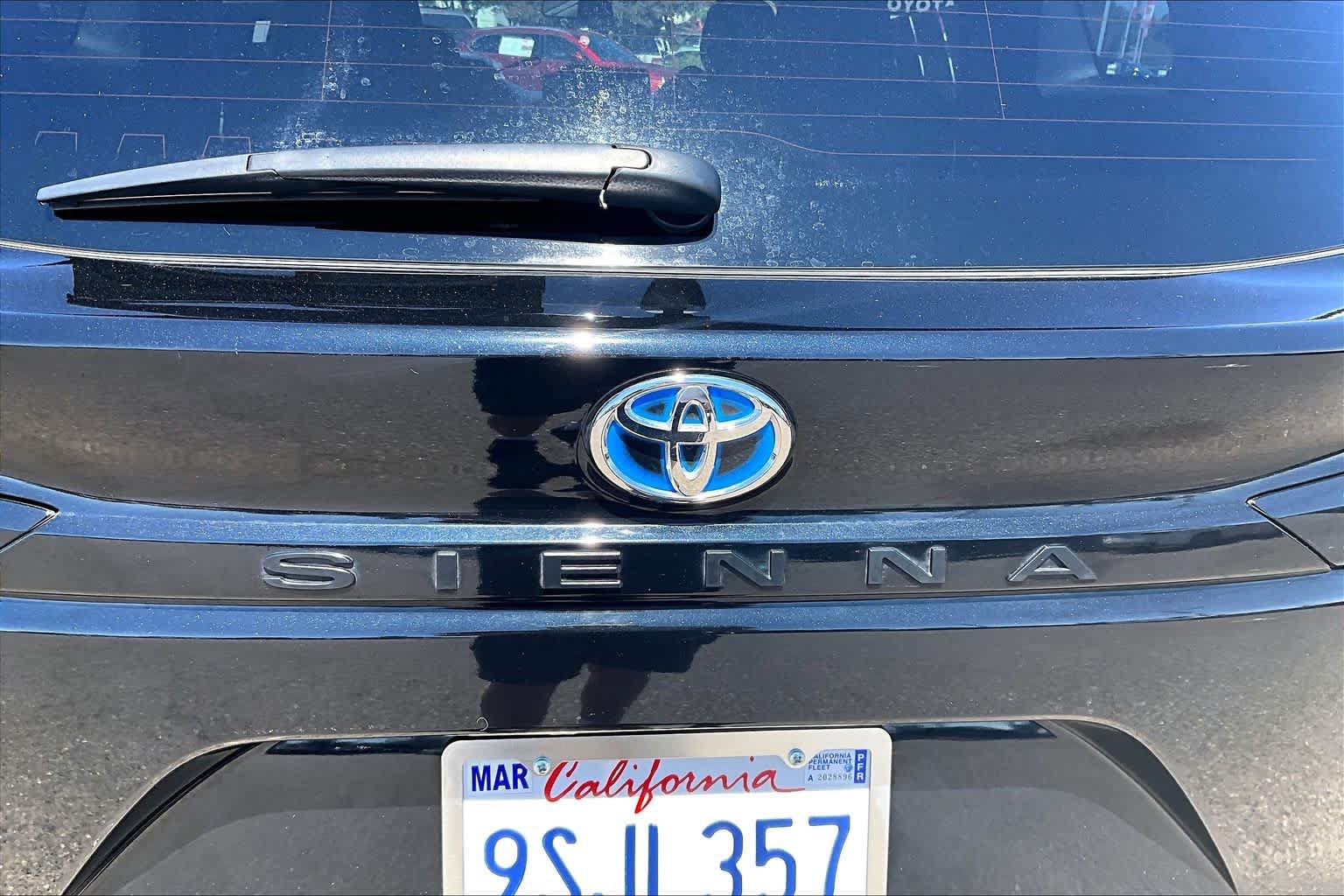 Certified 2025 Toyota Sienna LE FWD image 30