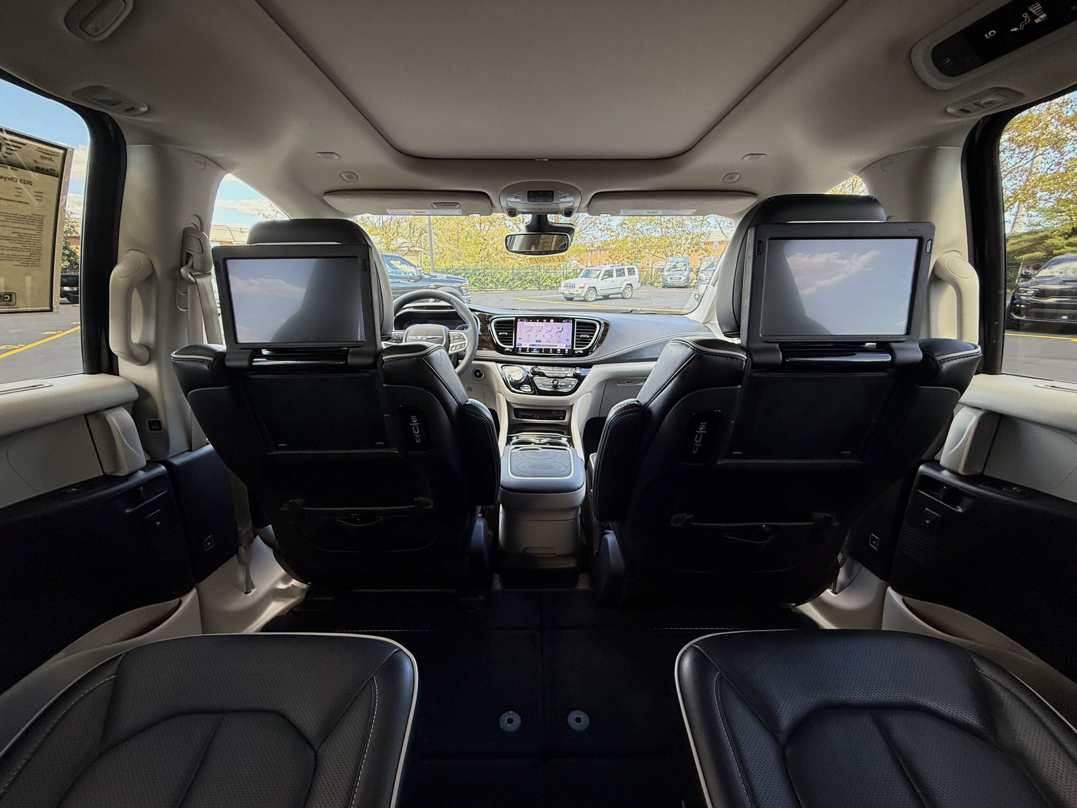 Used 2023 Chrysler Pacifica Limited w/ Uconnect Theater Family Group image 32